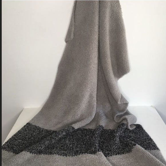 BAREFOOT DREAMS Cozychic blanket Warm Grey/ Carbon Brand new with tags - Picture 3 of 12